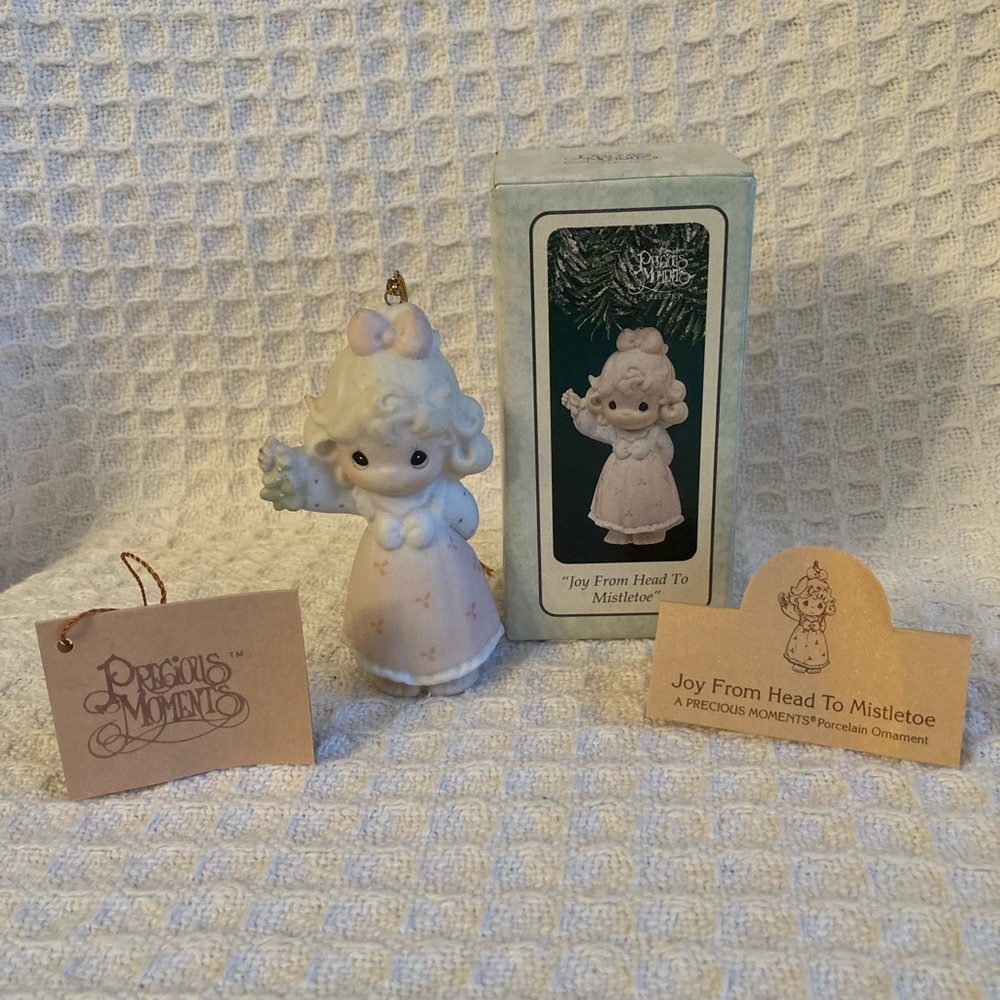 Enesco Precious Moments 1995 Joy From Head To Mistletoe Porcelain Ornament NOS